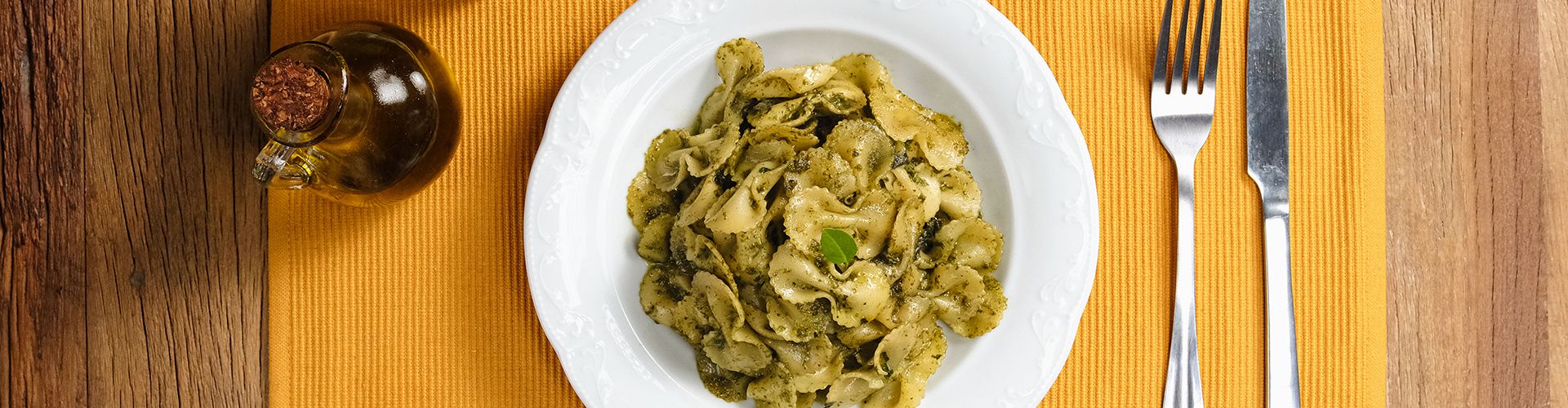 Macarrão ao molho pesto