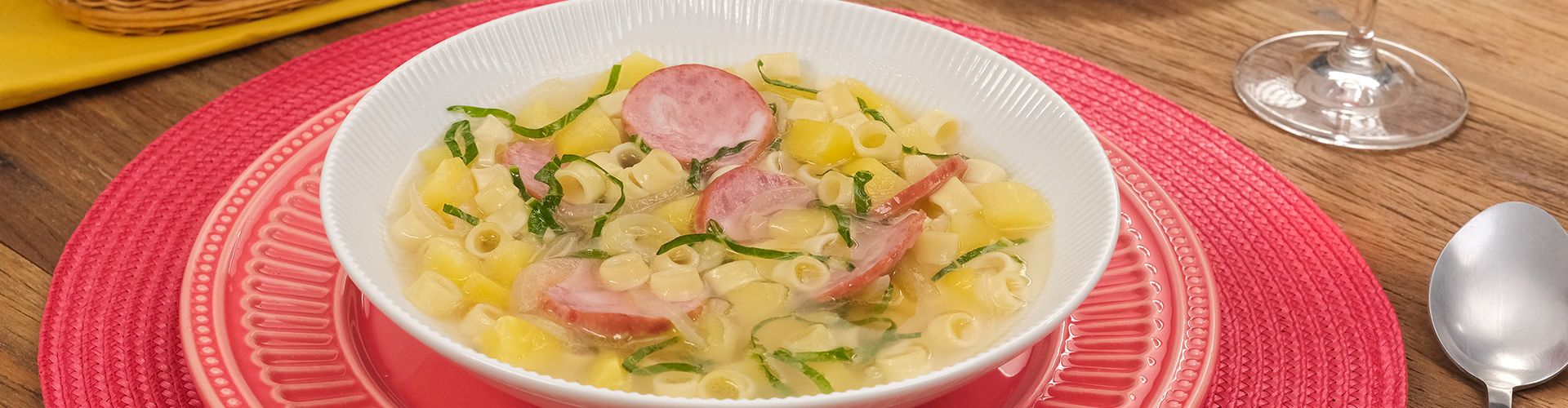 Sopa de macarrão com calabresa simples