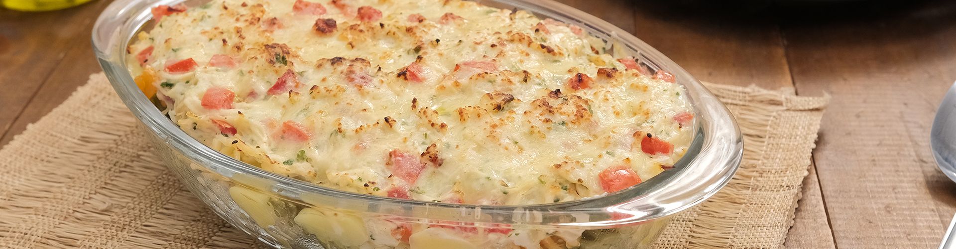 Macarrão de sêmola com frango gratinado