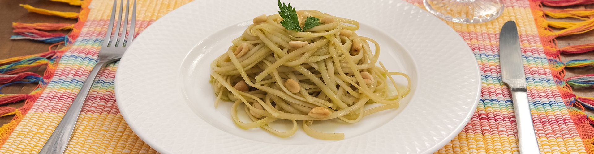 Macarrão de sêmola com molho pesto de amendoim