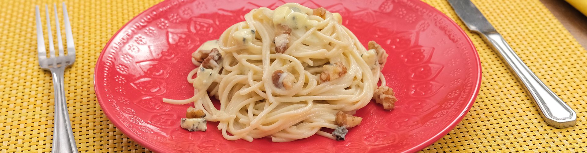 Macarrão sêmola com gorgonzola e nozes