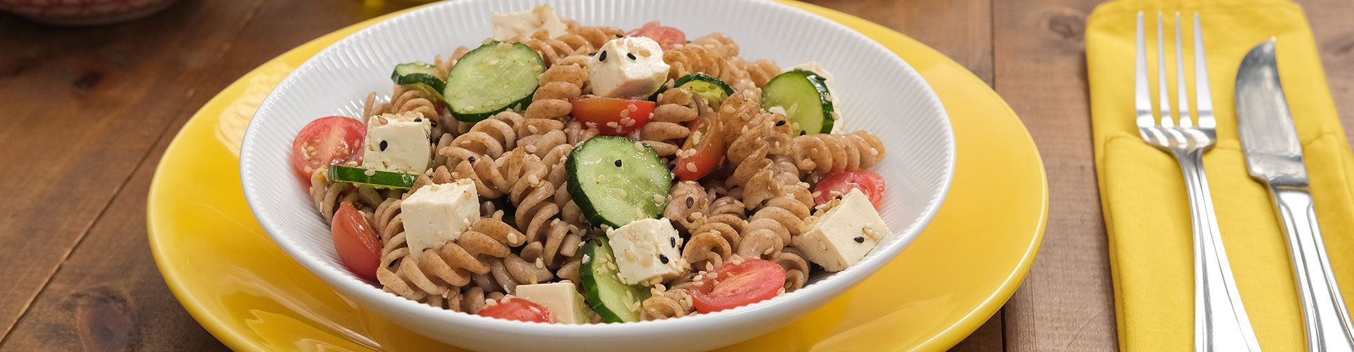 Salada integral de macarrão de sêmola e tofu