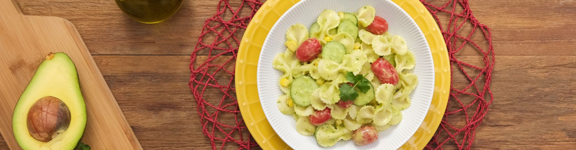 Salada de macarrão com abacate