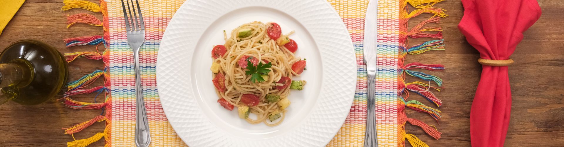 Macarrão com abobrinha e tomates