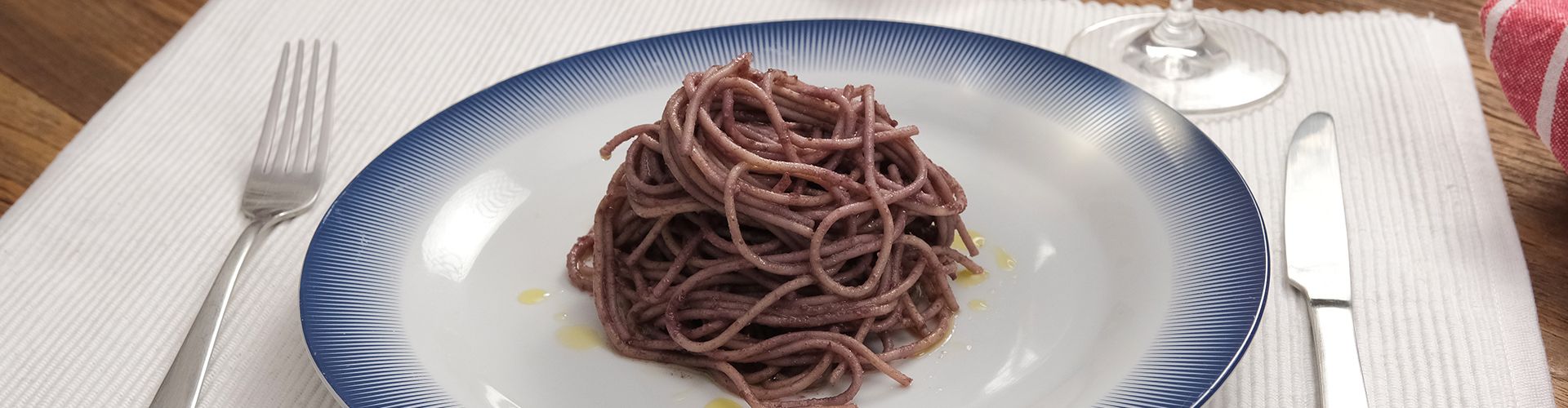 Macarrão com pesto de azeitona