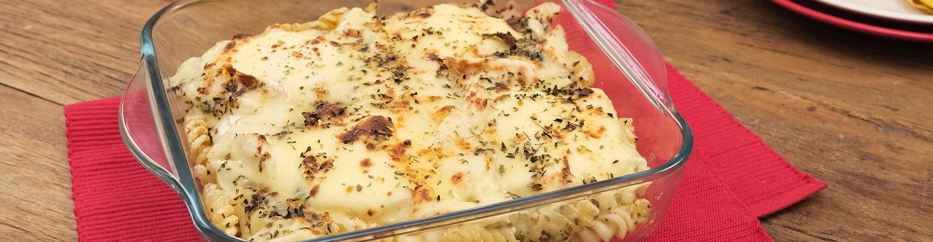 Macarrão gratinado de frango