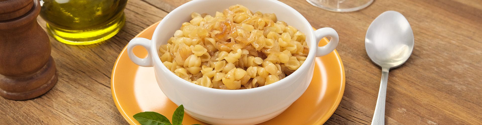 Macarrão com cebola caramelizada