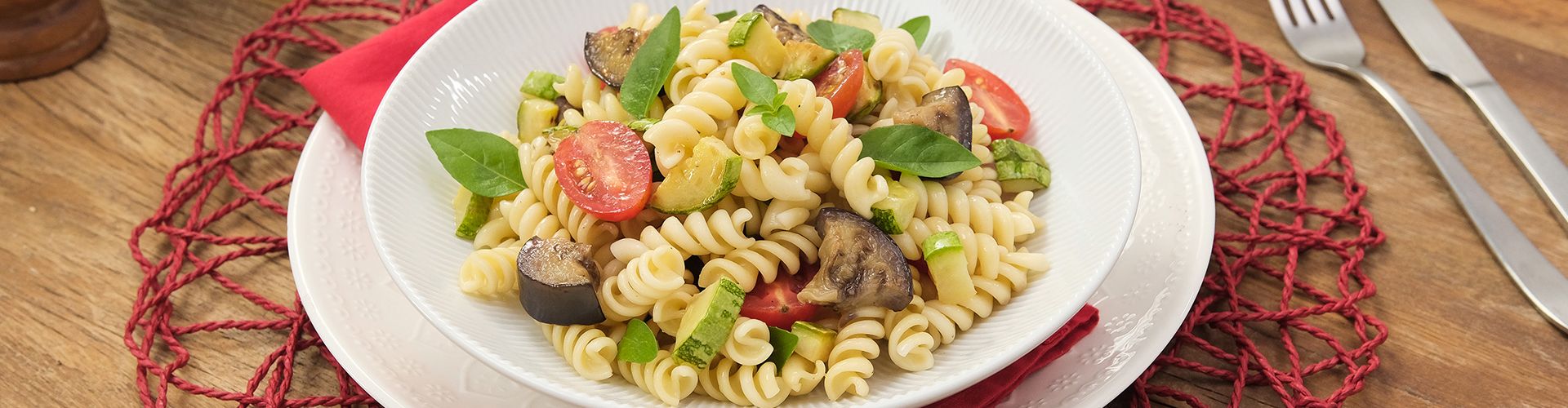 Salada de macarrão com abobrinha e berinjela