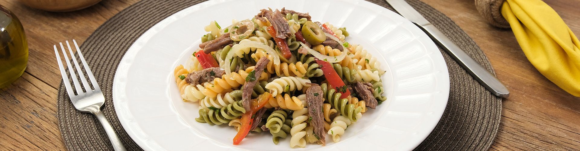 Salada de macarrão com carne desfiada