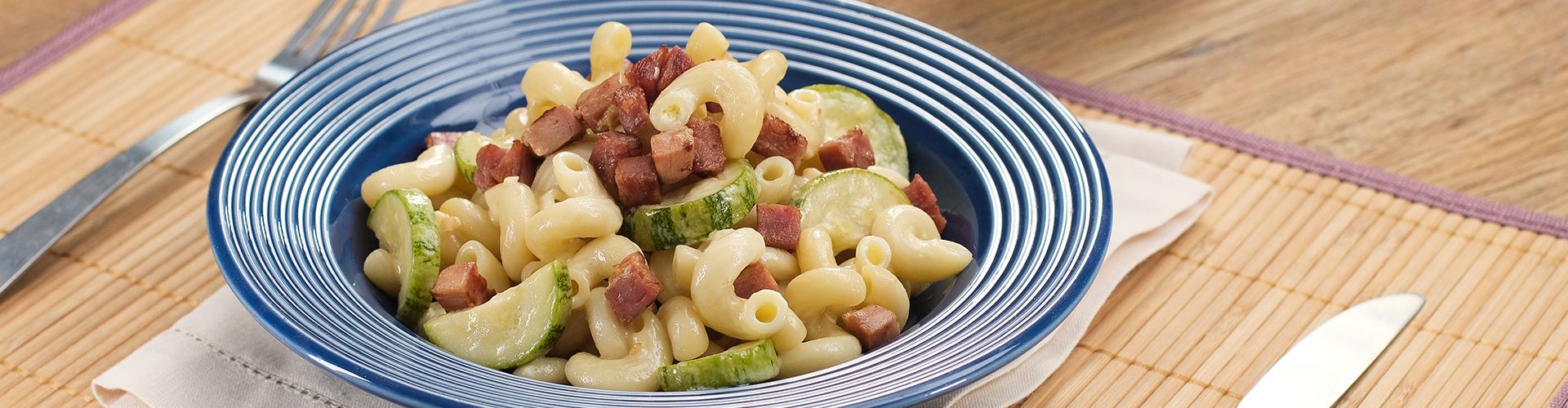 Macarrão com abobrinha e bacon