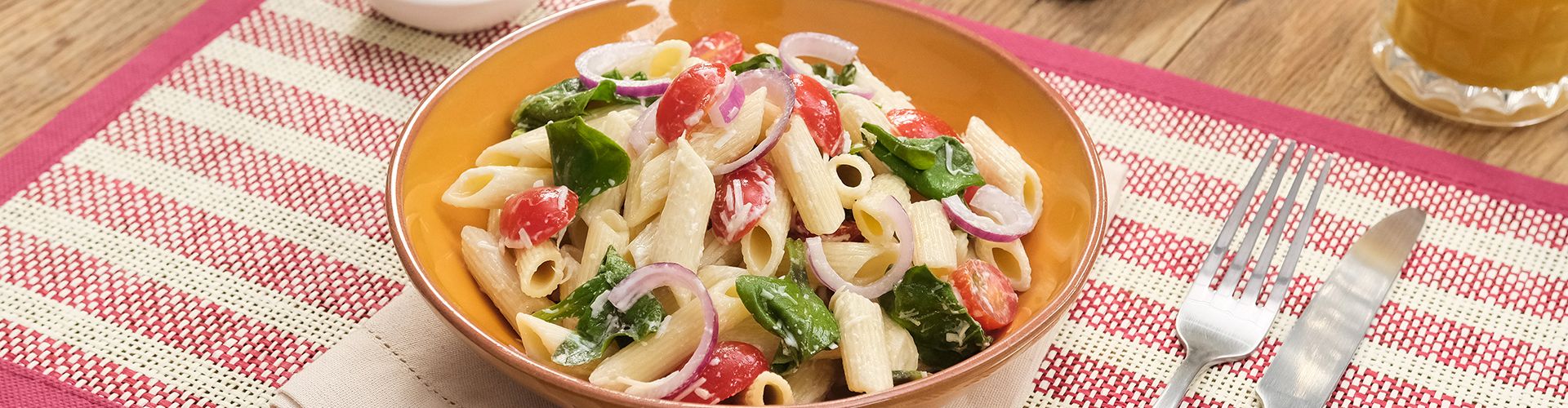 Salada de Macarrão com Espinafre e Tomate