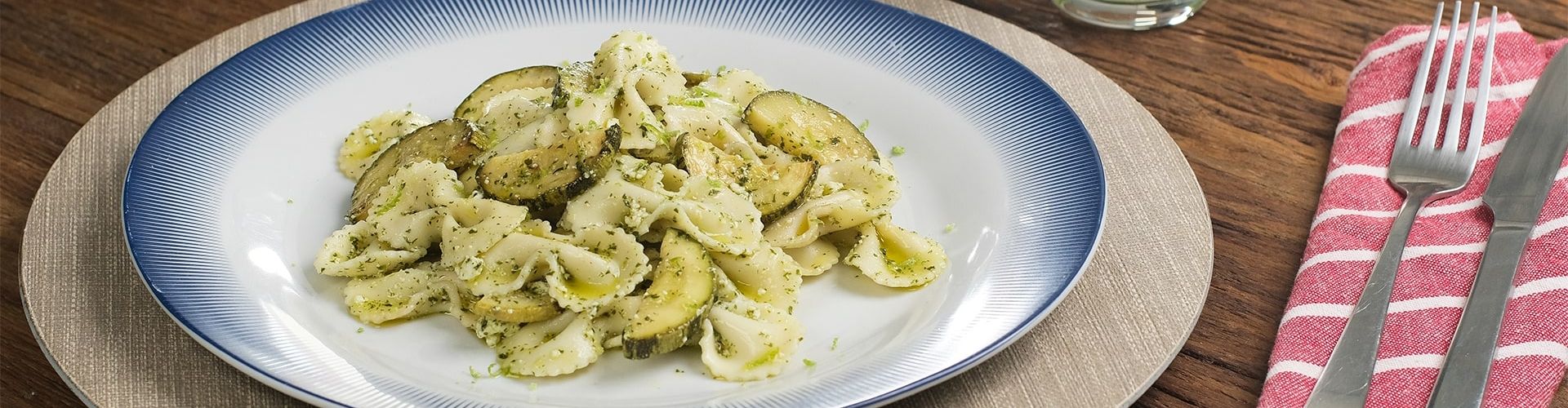 Macarrão com abobrinha e hortelã