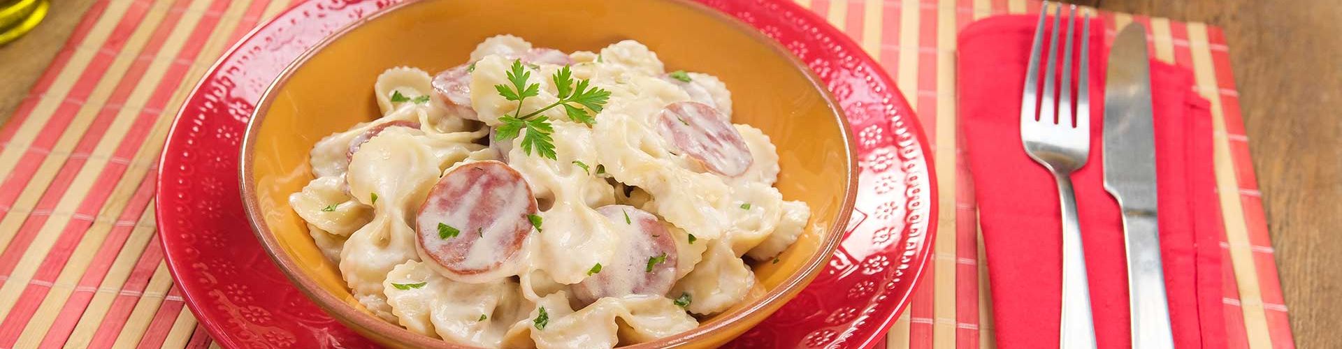 Macarrão ao Molho de Queijo com Calabresa