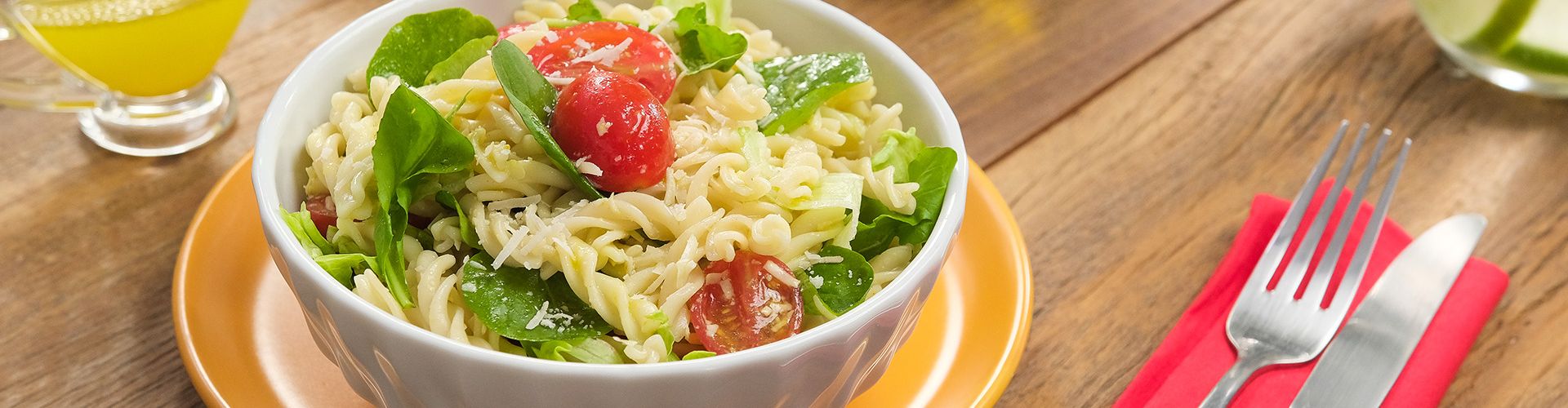 Salada de Macarrão com Folhas Verdes