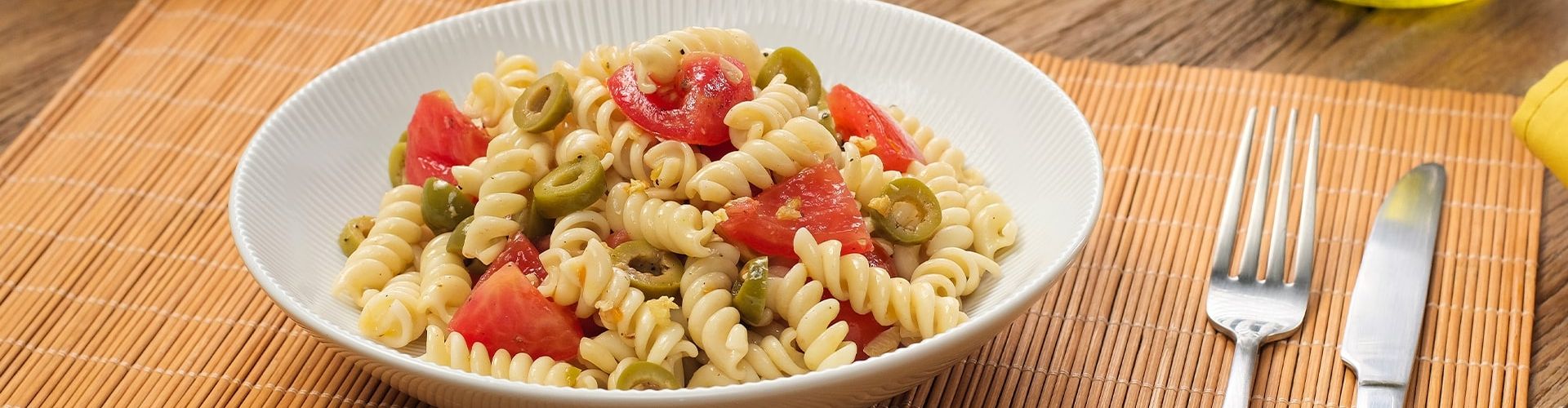 Macarrão com Tomate Fresco, Azeitona e Alho