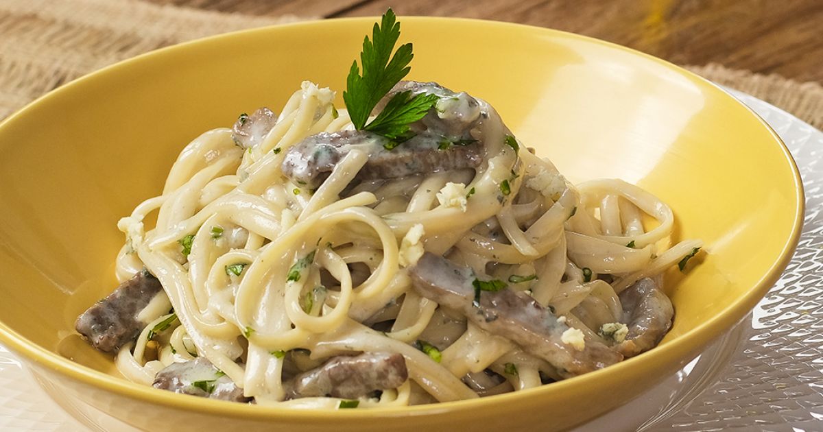 Macarr O Cremoso Com Gorgonzola E Carne Galo