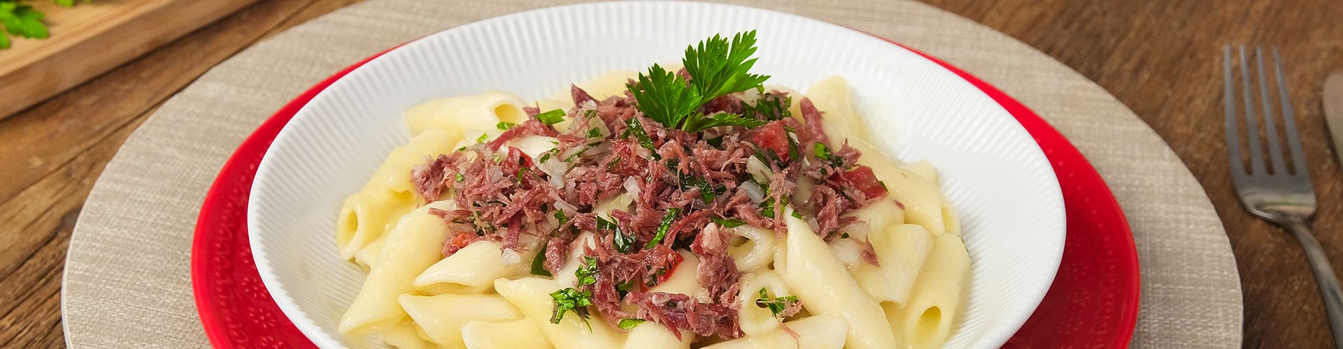 Macarrão com Molho de Mandioca e Carne Seca