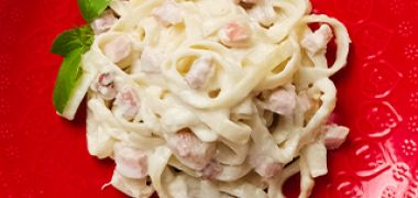 Receita Macarrão Ninho Cremoso com  Três Queijos e Bacon