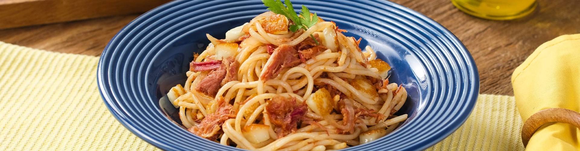 Macarrão com Carne Seca e Queijo Coalho