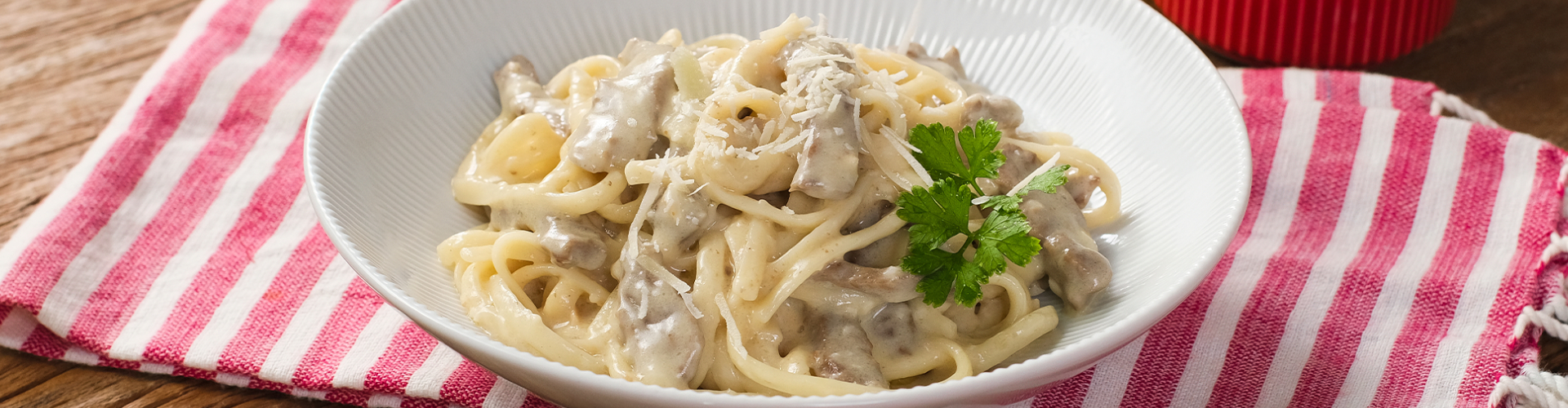 Macarrão com Carne e Creme de Alho