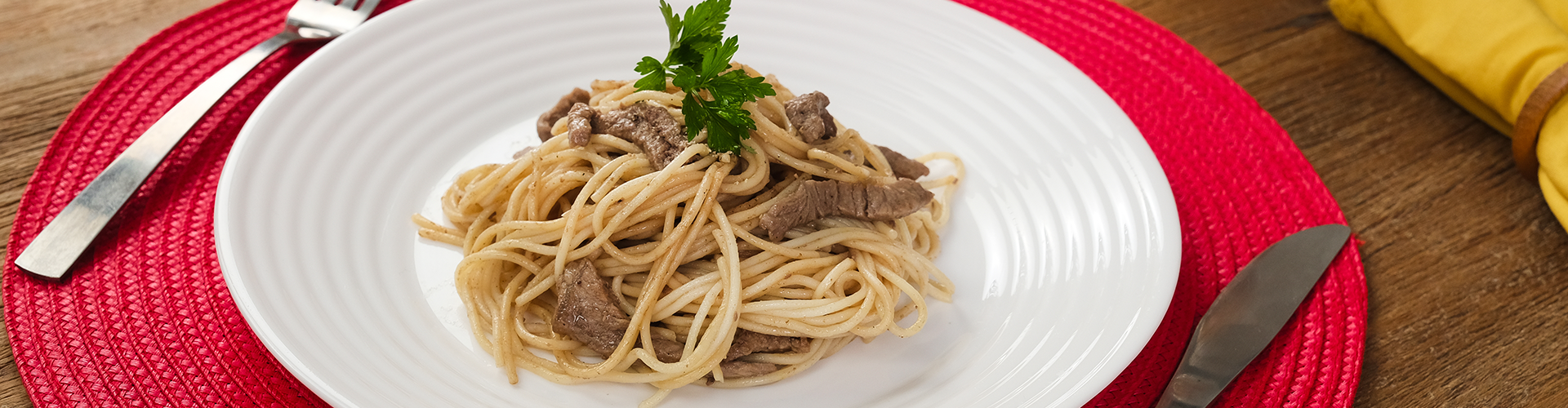 Macarrão na Manteiga com Iscas de Carne