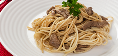 Receita Macarrão na Manteiga com Iscas de Carne