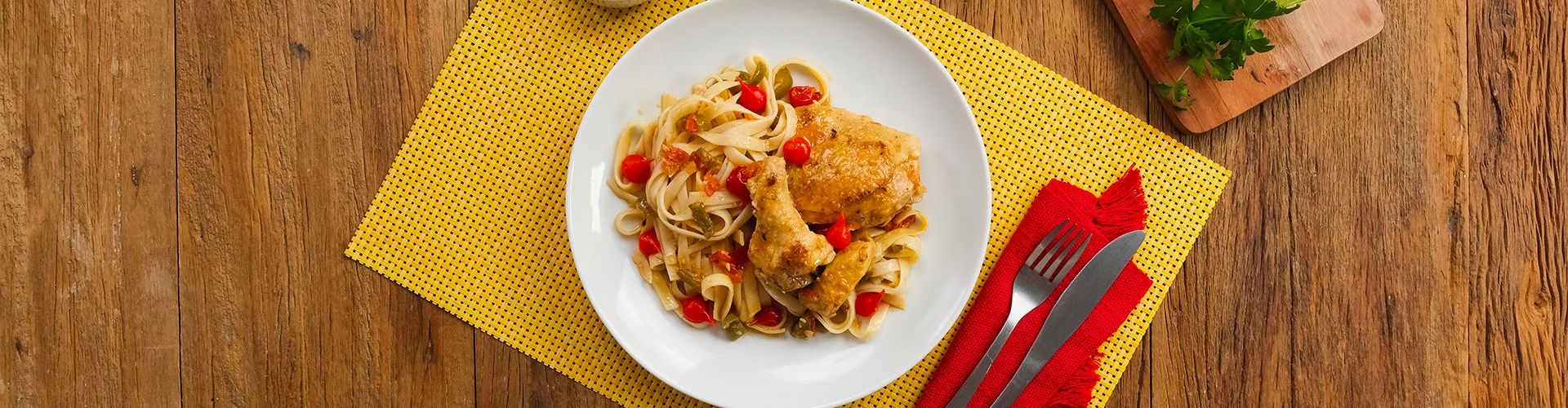 Fettuccine ao Molho de Frango com Pimenta Biquinho