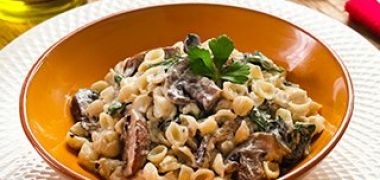Receita Macarrão Proteico com Cogumelos e Espinafre