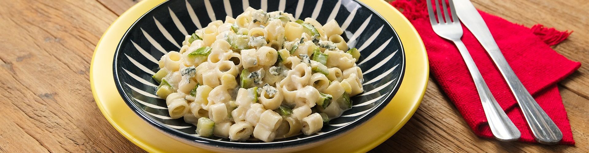 Macarrão de Uma Panela Só com Gorgonzola e Abobrinha