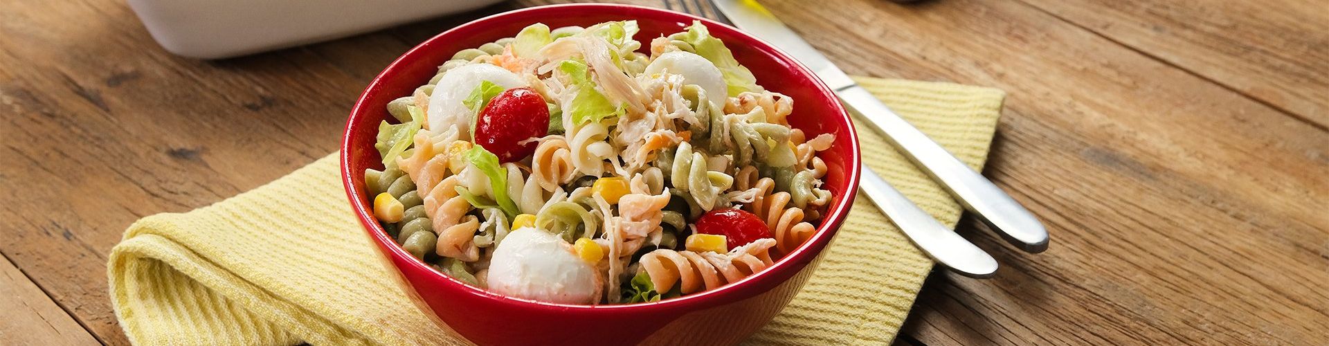 Salada de Macarrão com Frango Desfiado e Mussarela de Búfala