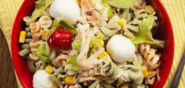 Receita Salada de Macarrão com Frango Desfiado e Mussarela de Búfala