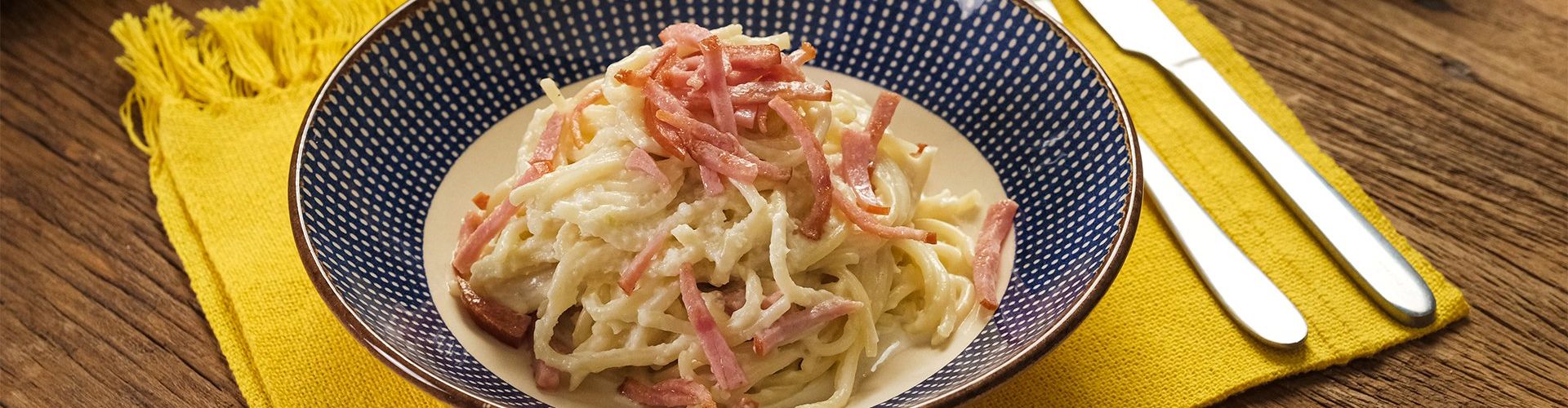 Macarrão ao Molho Cremoso de Cebola e Lombo Canadense