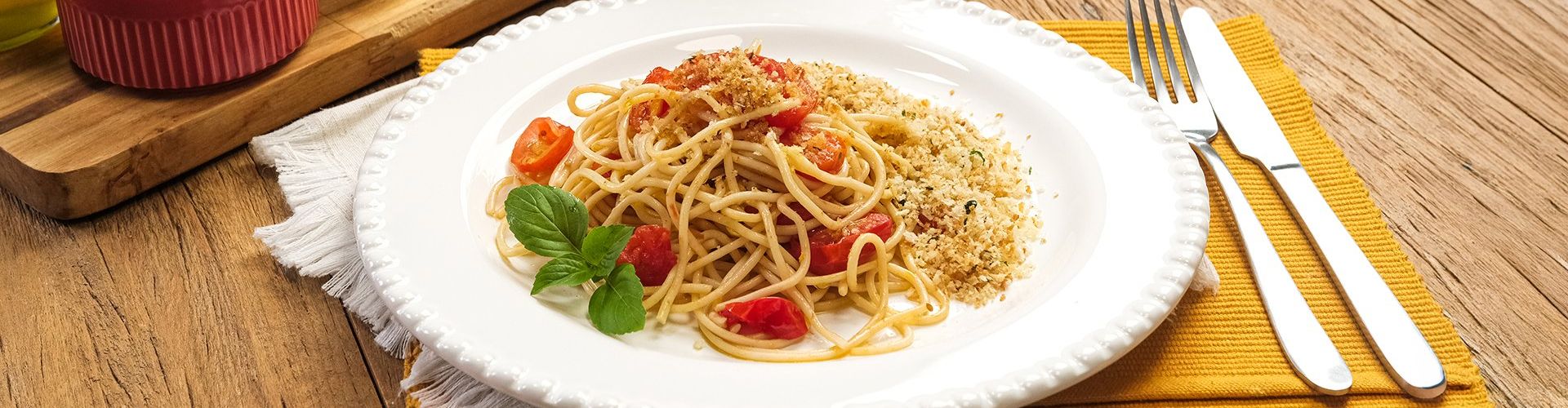 Macarrão com Tomatinhos Confitados e Farofa de Pão