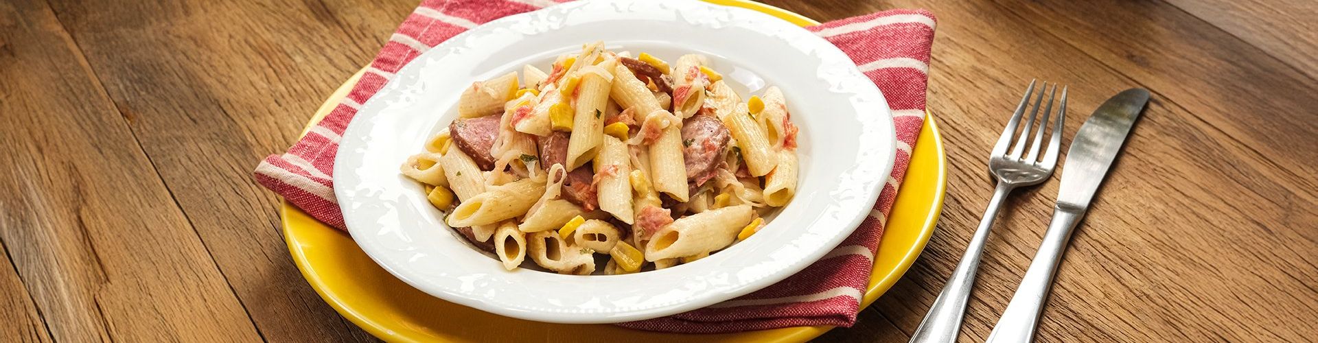 Macarrão com Milho e Calabresa em Uma Panela Só