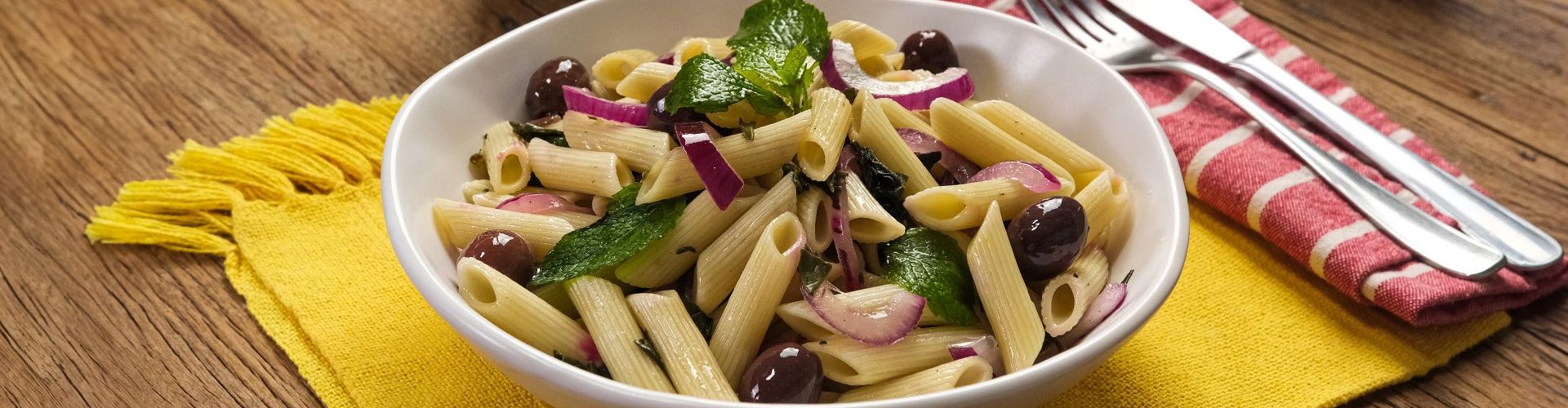 Saladinha de Macarrão com Espinafre e Hortelã