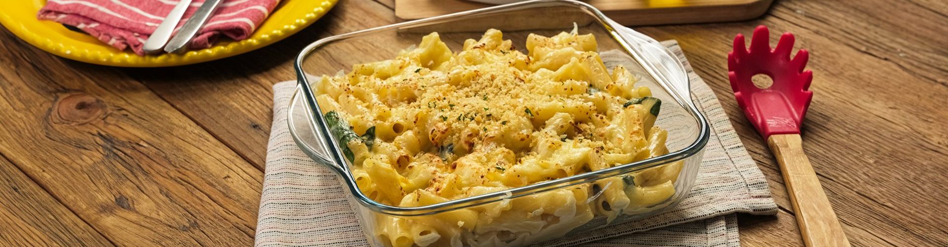 Macarrão com Queijo Minas Gratinado, Espinafre e Farofinha Crocante