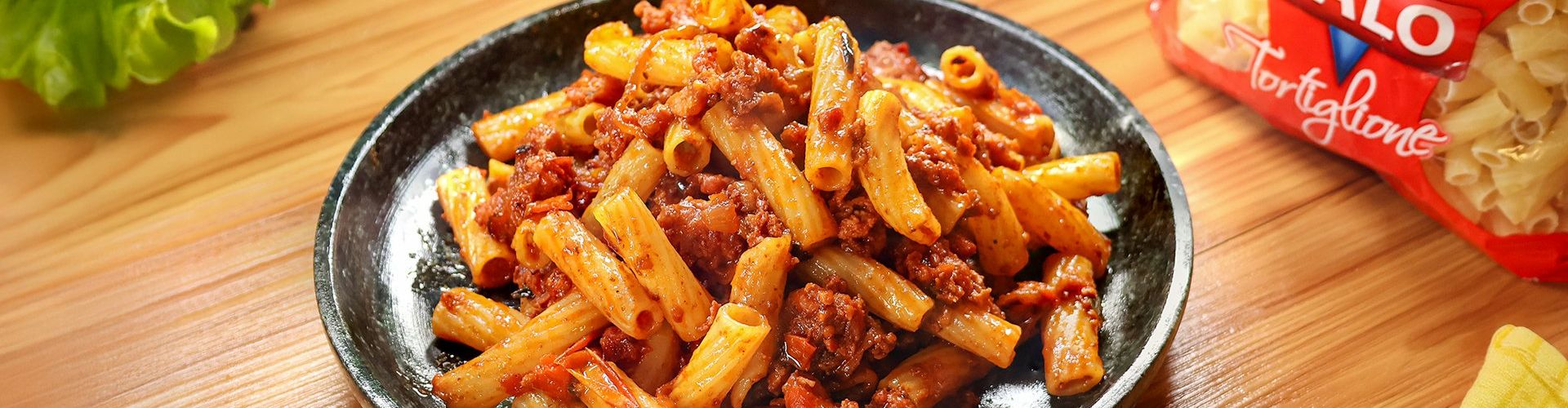Tortiglione com Ragu de Linguiça Caipira e Cebola Tostada