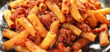Receita Tortiglione com Ragu de Linguiça Caipira e Cebola Tostada