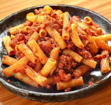 Tortiglione com Ragu de Linguiça Caipira e Cebola Tostada