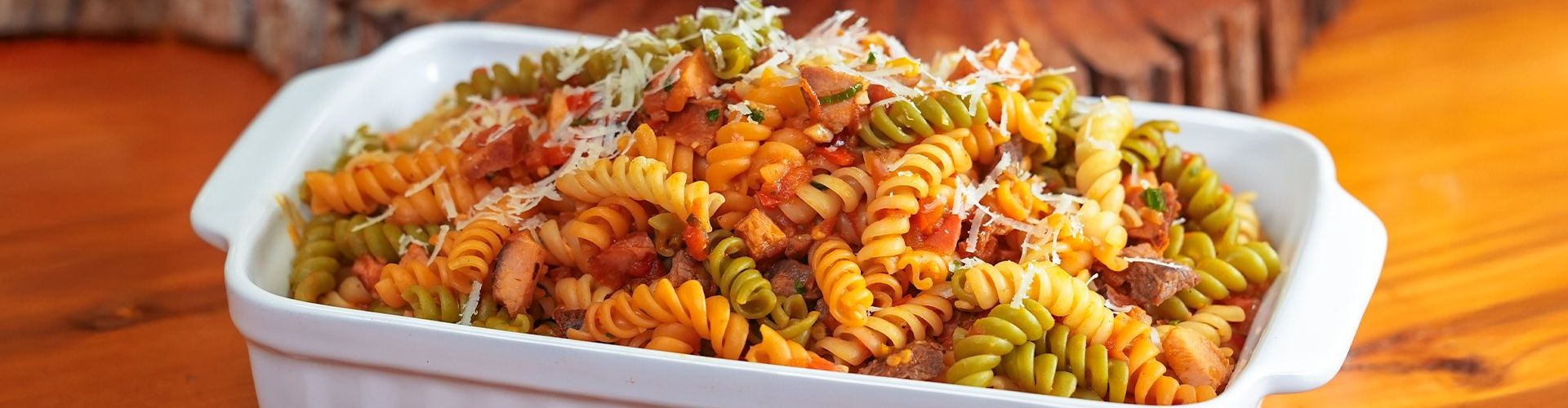 Carreteiro com macarrão tricolor com vegetais