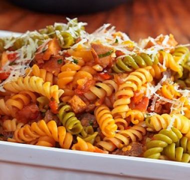 Carreteiro com macarrão tricolor com vegetais